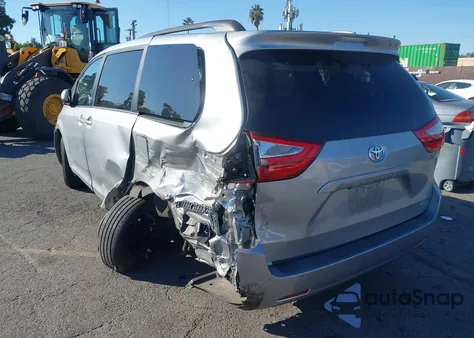 2015 Toyota Sienna Le 8 Passenger z USA, uszkodzony, nr VIN 5TDKK3DC7FS658381